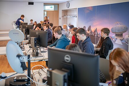 ESO Supernova Education Coordinator Wolfgang Vieser and Polish students