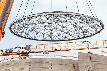Star-roof takes its position