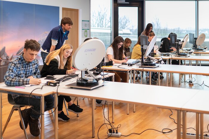 ESO Supernova Education Coordinator Wolfgang Vieser with Polish students