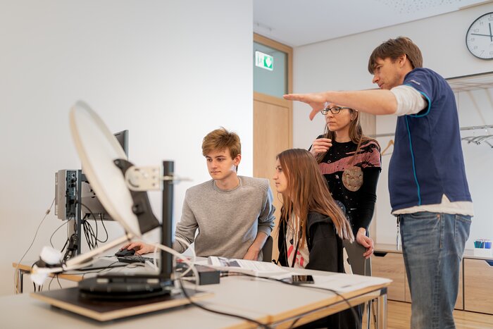 ESO Supernova Education Coordinator Wolfgang Vieser and Polish students